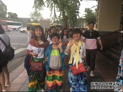 泰国的父老乡亲们，我们来了